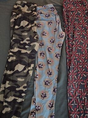 2 LuLaRoe  And 1 Regular Camo, Blue Cat & Red Floral Leggings Trio